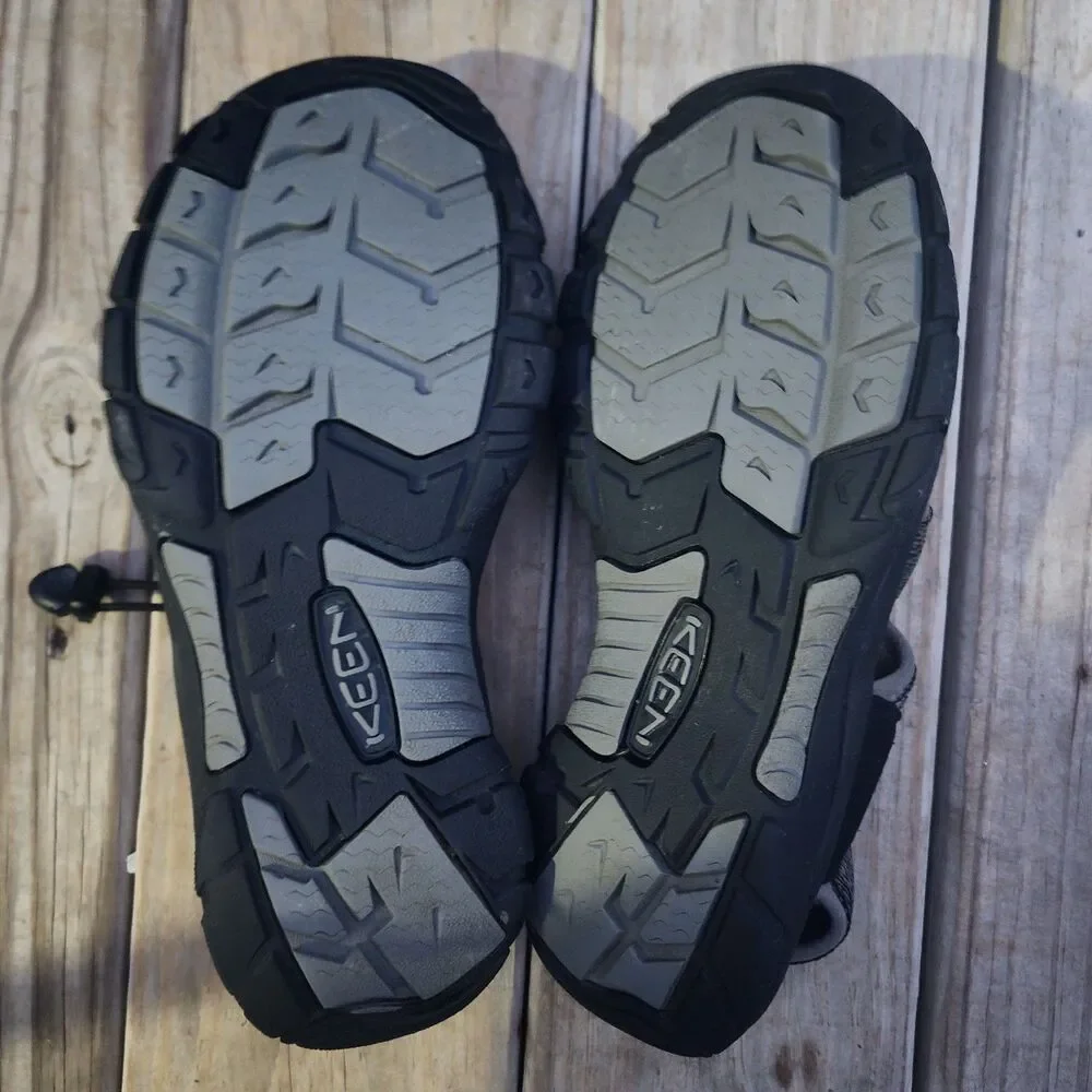 KEEN Men's Size 11 Newport H2 Sandal/Sneaker in Black/Steel Grey Color Way Used